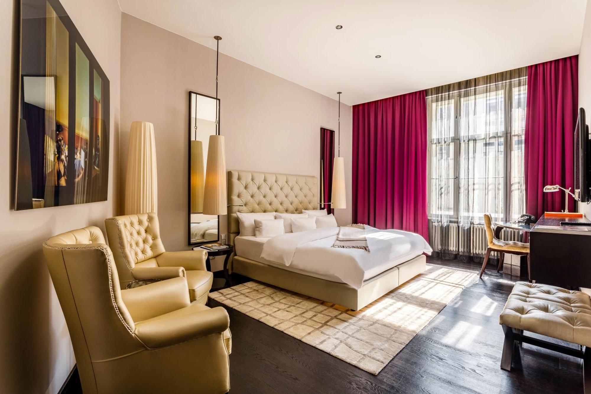 โรงแรมซู เบอร์ลิน ภายนอก รูปภาพ A bedroom at the Mandarin Oriental, Munich