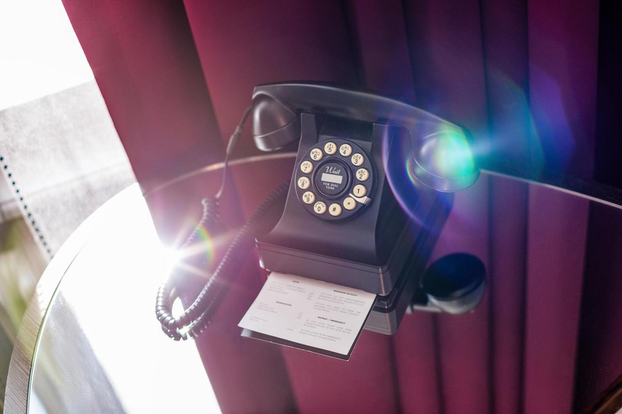 โรงแรมซู เบอร์ลิน ภายนอก รูปภาพ A telephone in a train