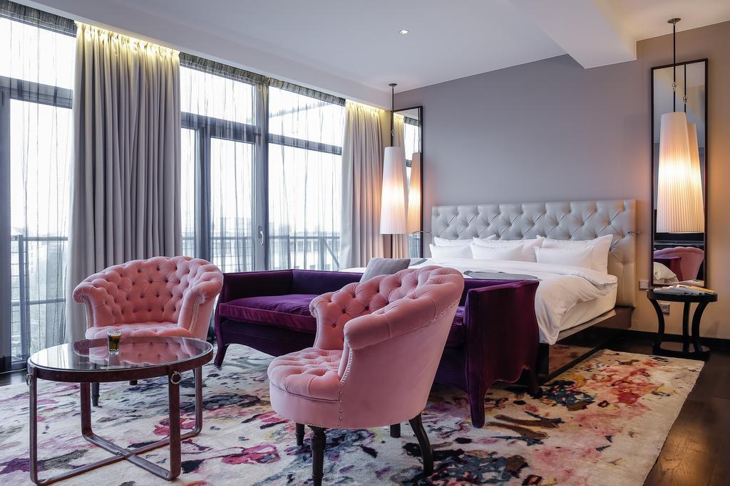 โรงแรมซู เบอร์ลิน ภายนอก รูปภาพ A suite at the hotel